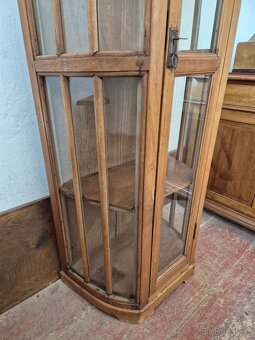Koloniální starožitná prosklená vitrína z masivního dřeva - 8