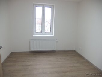 Pronájem bytu 1+kk s možností parkování a vl. vytápěním. - 8