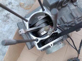 Husqvarna 510 spodek motoru - 8