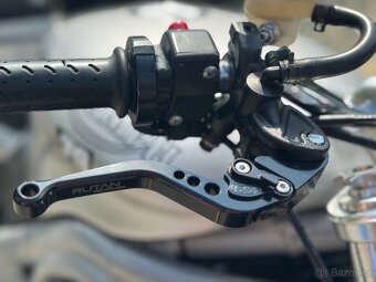 Triumph Speed Triple 955i - 8