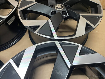 ŠKODA SUPERB 4 NOVÉ ALU TRISULI BLACK 8x18 ET44 - 8