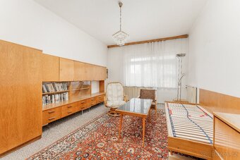 Vilka s arkýřem v České u Brna na parcele 465m2, vjezd, park - 8