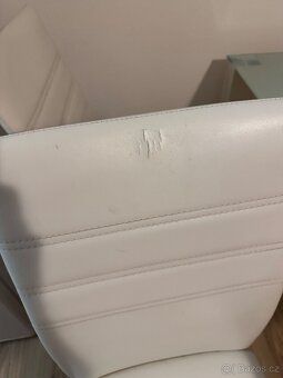 Prodám jídelní stůl se čtyřma židlema - 8