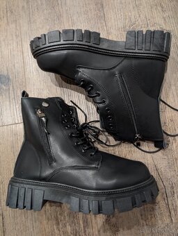 Prodám krabici dámského oblečení a boty - 8