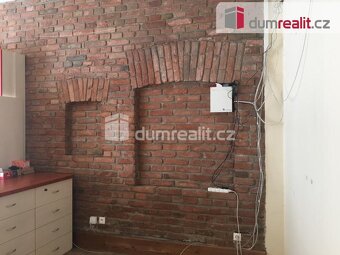 pronájem komerčních prostor 50 m2 na rušné Pražské ulici v K - 8