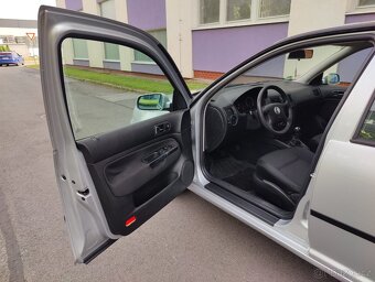 Volkswagen Golf 1,4i 16V / klima / 5-dveří / - 8