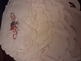 Vánoční kulaté prostírání vyšívané 12 kusů - 8
