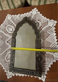 Starožitné zrcadlo s kovovým dekorem – orientální gotika - 8