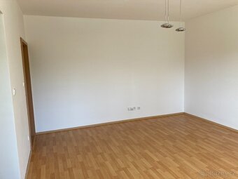 Pronájem bytu 1+1 Napajedla 45m2 klimatizace, balkon - 8