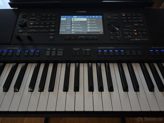 Workstation Yamaha PSR-SX700 + obal Gator GKB-61 + stojan - 8