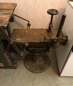 Cirkulárka s dlabačkou a stojan dlabačky. - 8