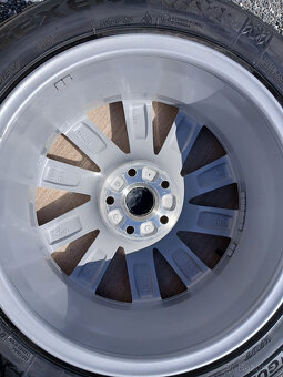 Zánovní zimní orig alu Škoda Superb 215/55/17 8mm - 8
