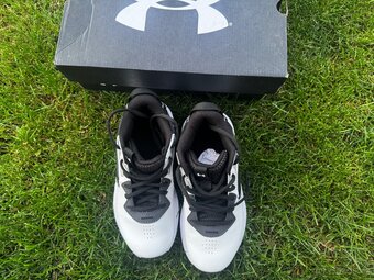 Obuv Under Armour velikost EU 35,5 - 8