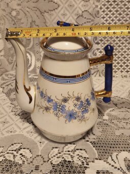 Stará porcelánová konvička. - 8