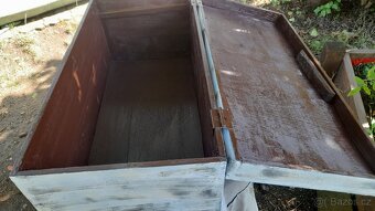 Stará dřevěná truhla s květy - 8