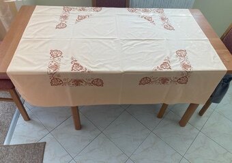 Vyšívané dečky a ubrusy - 8