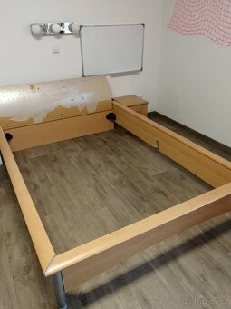 Postel 140 x 200 cm noční stolek dekor hruška - 8