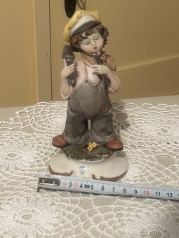 Vintage CAPODIMONTE Porcelánová Figurka – „Mechanik“ – - 8