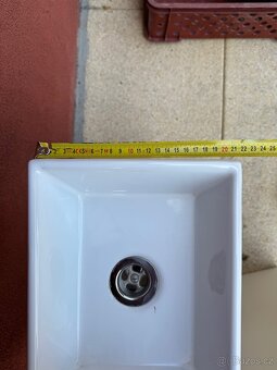 Malé bílé umyvadlo se skříňkou - 8