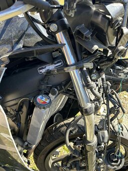 Honda CBR 125R (2012) – bouraná na předek , motor startuje - 8