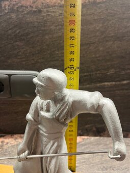 Soška slévač na podstavci - 8