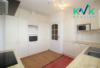Nádherný rodinný dům u rybníka s pozemkem o rozloze 10355 m² - 8