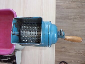 RETRO KUCHYŇSKÁ VÁHA 5,5kg a MLÝNEK NA STROUHANKU - 8