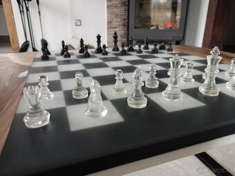 Šachový epoxidový stolek z ořechu + figurky - 8