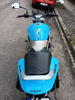 Suzuki GSR 600 - 8