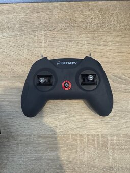 FPV dron BETAFPV s brýlemi a ovladačem – kompletní set - 8