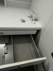 Kvalitní kancelářský nábytek / rohový stůl - 8