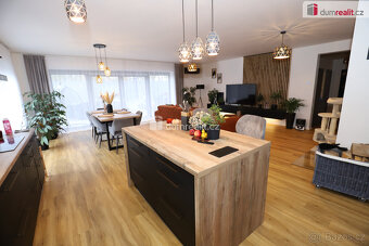 Krásný dokončený zkolaudovaný rodinný dům 5+kk se zahradou v - 8