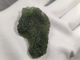 Krásný velký Vltavín z Chlumu, těžký14,36 gramu, ve stojánku - 8