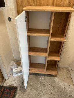 Koupelnové skříňky a zrcadlo - 8