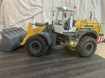 RC kolový nakladač Liebherr 574 (bez Tamiya, Premacon) - 8