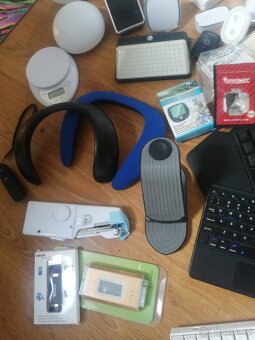 Paměť. karty, sluchátka, příslušenství k PC, nabíječky, - 8