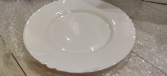 Sada bílých talířů - 8