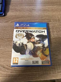 PS4 pro bílej + ovladače, hry, kabeláž - 8