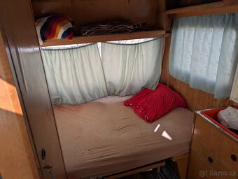 Karavan se solárním panelem - 8