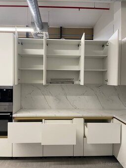 Prodám NOVOU bilu kuchyň Plzeň DTD Egger - 8