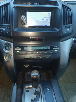 Toyota Land Cruiser 200 - 8