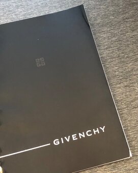 Givenchy - značkové desky s archy papírů - 8