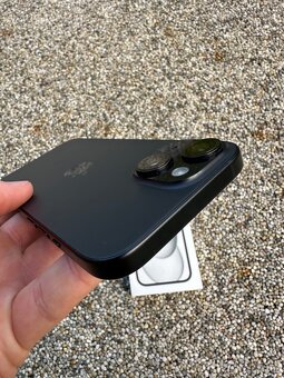 iPhone 15 - baterie 100% - 8