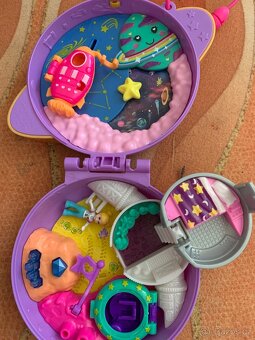 Retro Polly Pocket + novější, LOL panenky se stojanem.. - 8