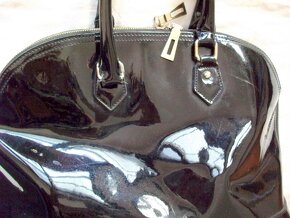 Stylová lakovaná KABELKA do ruky - 8