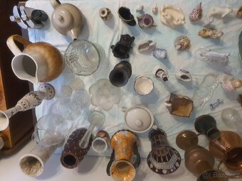Sbírka porcelánových a skleněných figurek, váz - 8