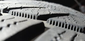 Prodám 2x zimní pneu 285/35R22 106V - 8