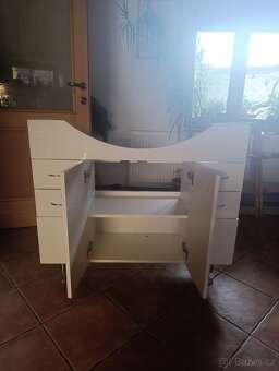 Koupelnová skříňka s umyvadlem - 8