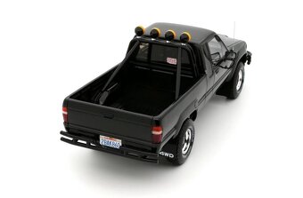 Toyota Hilux SR5 1985 1:18 OttoMobile - 8