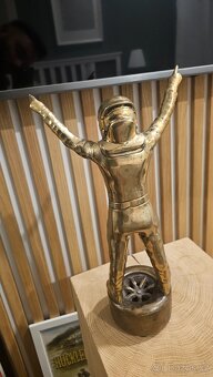 Bronzová soška pilot F1 - 8